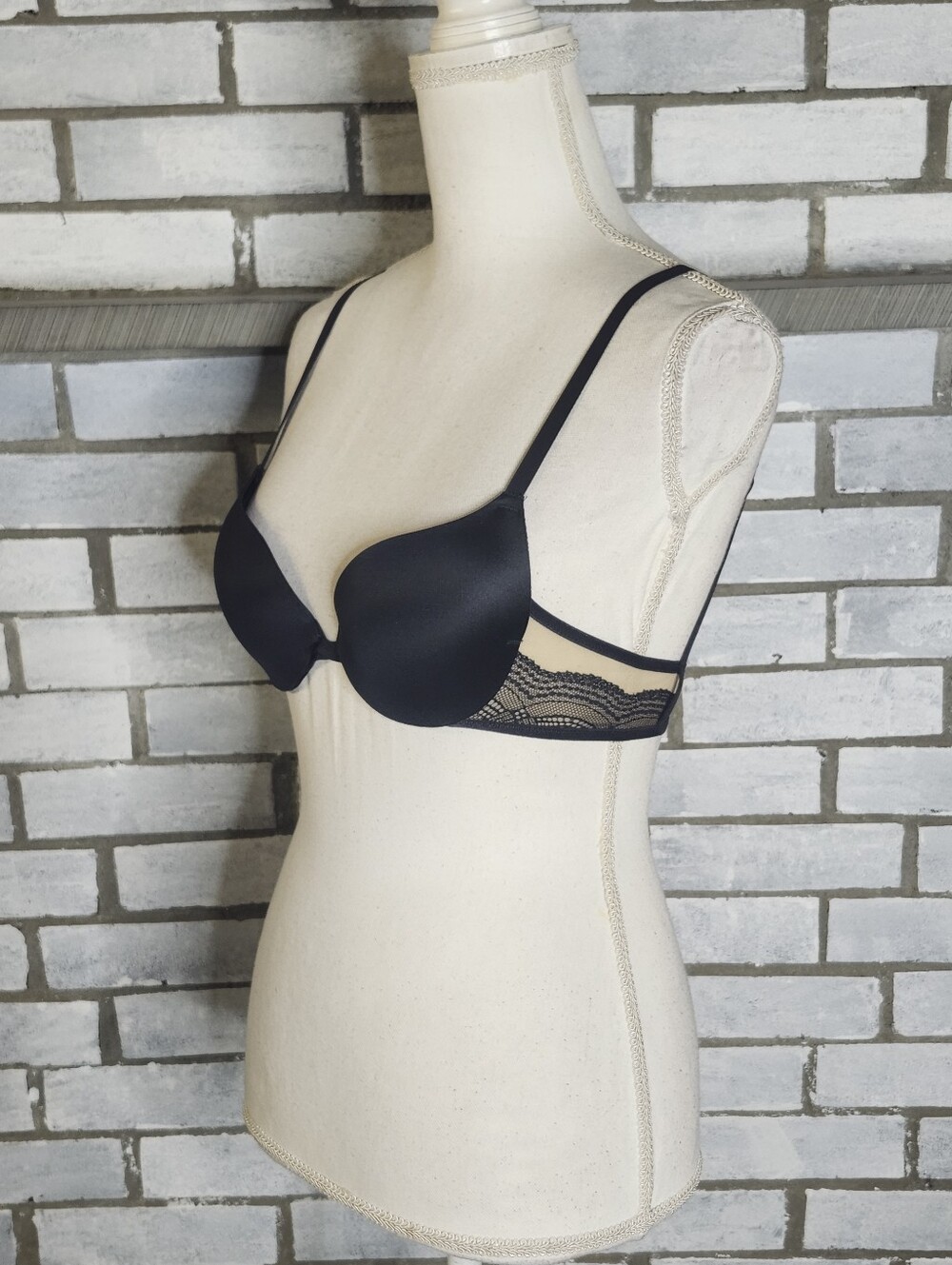 • Maidenform DM9900 Love The Lift Push Up & In Satin and Lace Demi Bra Size 32A